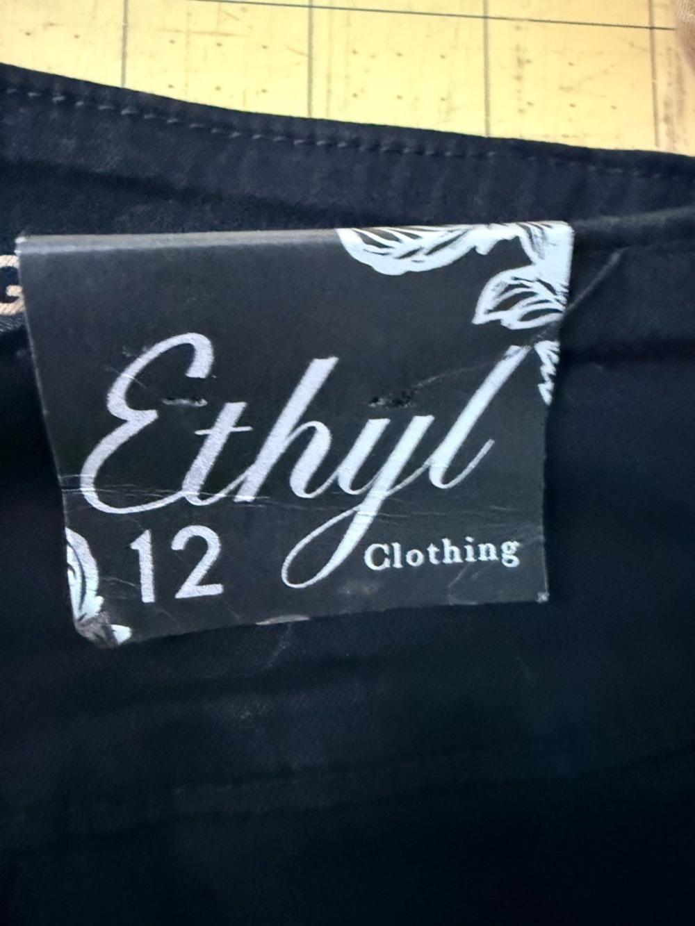 NWT ERTHYL 12 Pull-On Ankle Pants - Black
